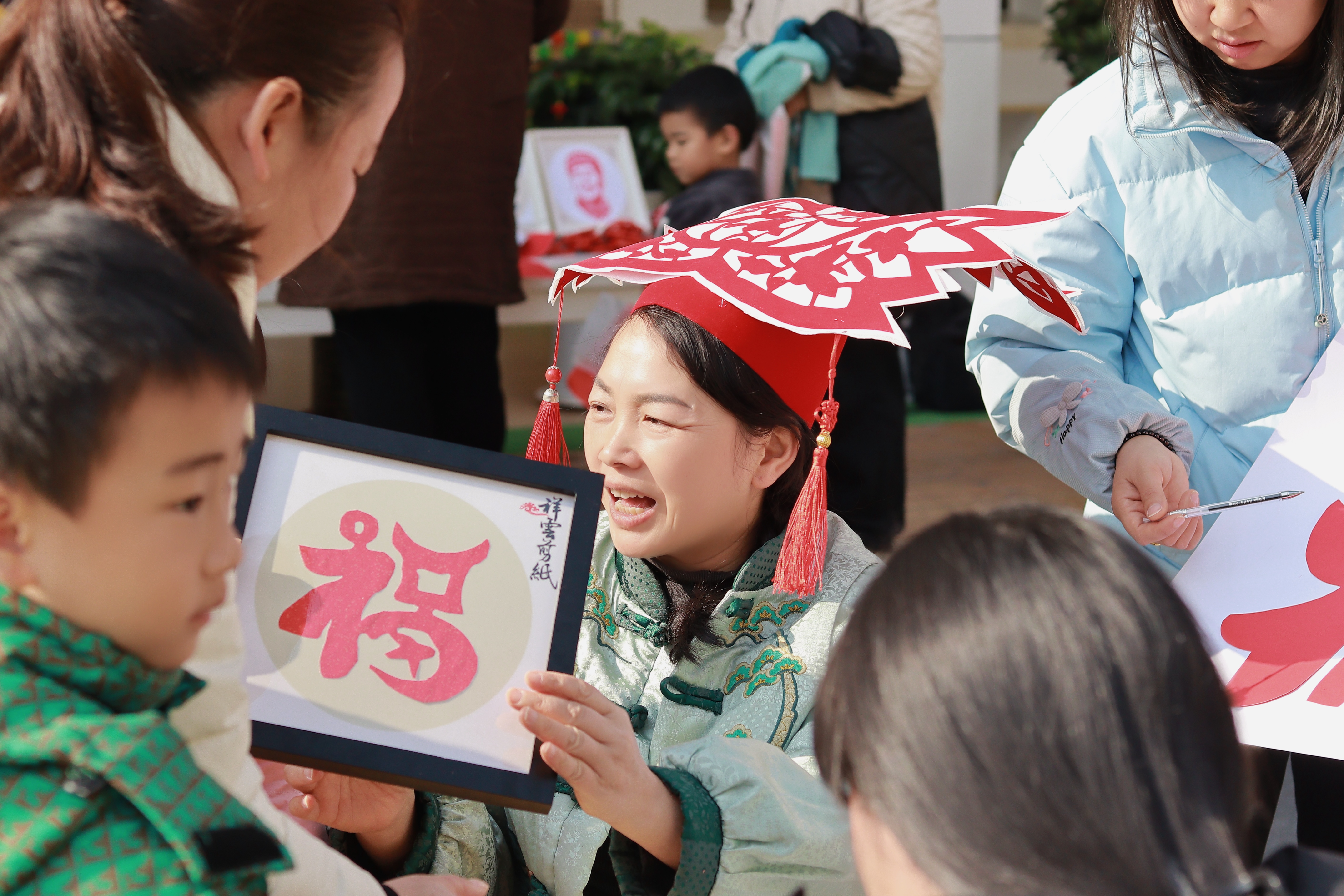 Li Yanqing: inheritor of paper cutting