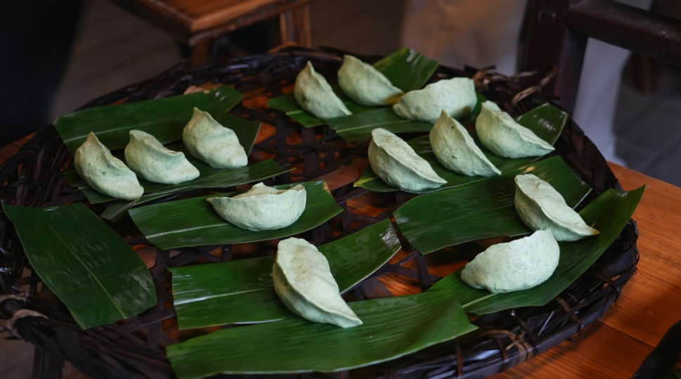Glutinous rice dumplings made with affine cudweed